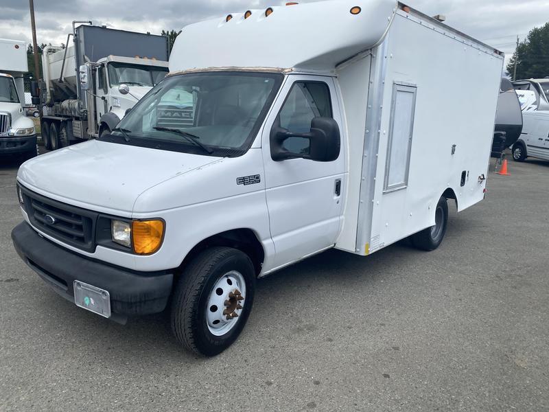 2004 Ford Econoline E-350 Super Duty 12 Foot Cube Van Mobile Office display photo