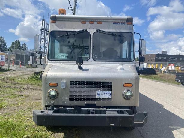 2007 Morgan Olson Workhorse W42 Workshop Step Van With Rear Shelving image 2