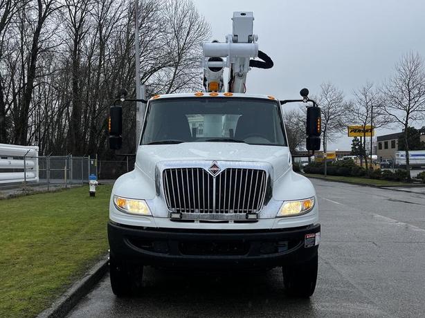 2013 International DuraStar MA025 Altec Bucket Service Truck Air Brakes image 4