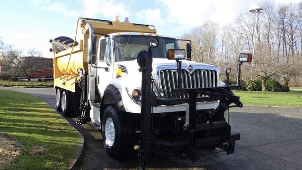 2015 International WorkStar 7600 Dump Truck With Plow/Spreader Air Brakes Diesel image 2