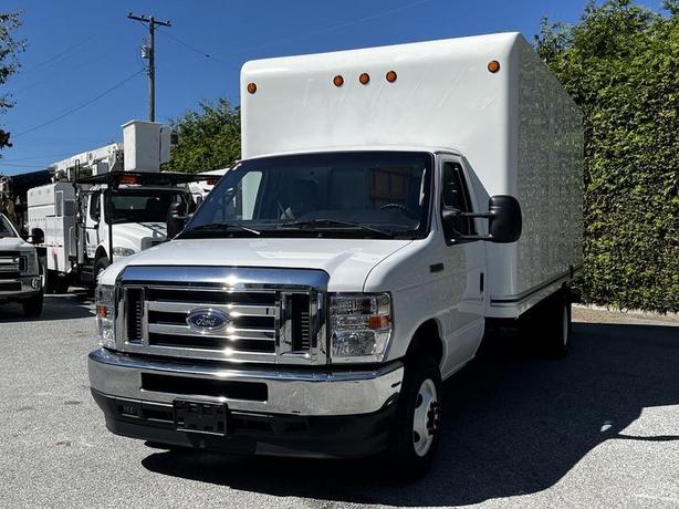 2021 Ford Econoline E-450 Super Duty 16-Foot Cube Van with Ramp image 4