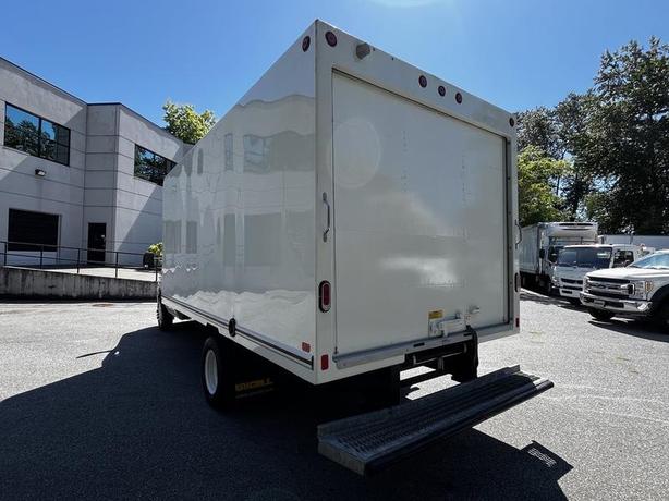 2021 Ford Econoline E-450 Super Duty 16-Foot Cube Van with Ramp image 8
