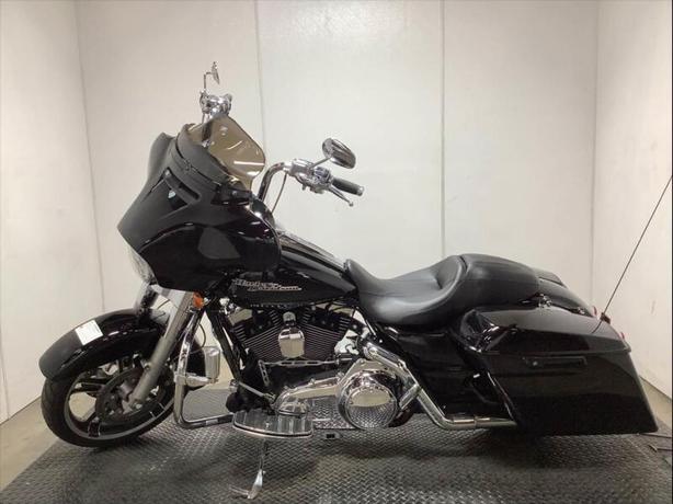 2015 Harley-Davidson Flxhi Street Glide Motorcycle image 3