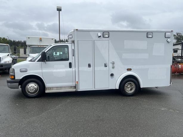 2016 Chevrolet Express G3500 Cube Van Ex Ambulance image 2