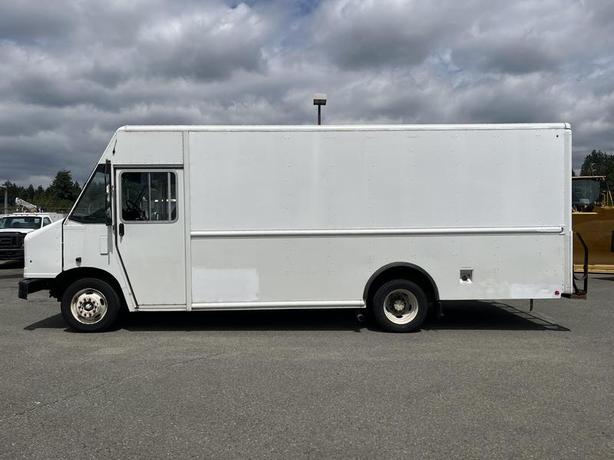 2016 Ford E-450 Utilimaster 18 Foot Cargo step Van With Rear Shelving image 2