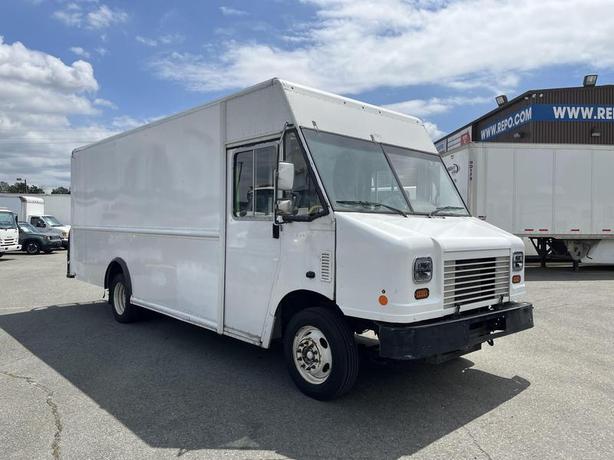 2016 Ford E-450 Utilimaster 18 Foot Cargo step Van With Rear Shelving image 7