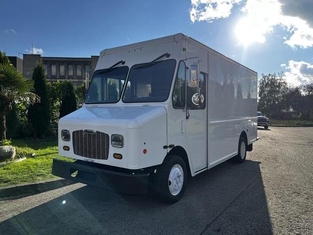 2017 Freightliner M Line Step Reefer Cargo Van image 6