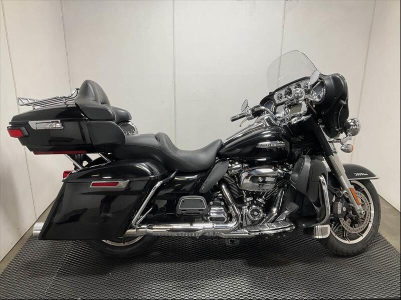 2017 Harley-Davidson Flhtcu Electra Glide Ultra Classic Motorcycle display photo