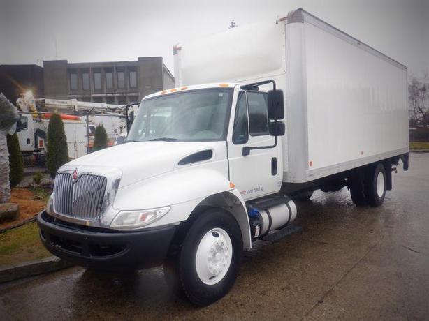 2017 International 4300 22 Foot Cube Van With Power Tailgate 3 Seater Diesel image 1