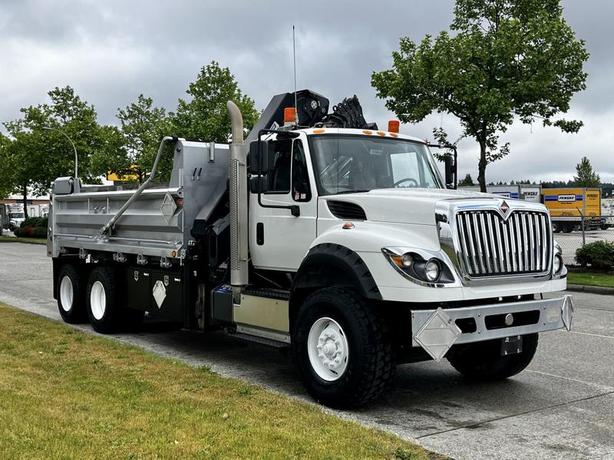 2017 International WorkStar 7600 18-Speed 16 Foot Dump Truck with HIAB Crane image 1