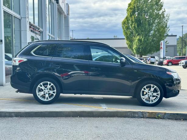 2014 Mitsubishi Outlander GT - Leather, Power Tailgate, Sunroof, Backup Cam image 4