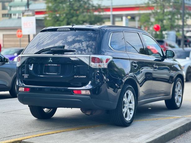 2014 Mitsubishi Outlander GT - Leather, Power Tailgate, Sunroof, Backup Cam image 5