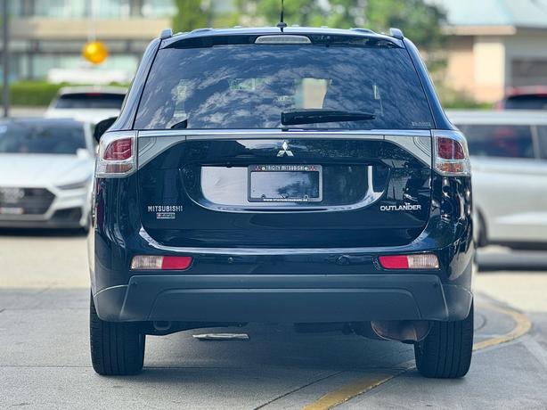 2014 Mitsubishi Outlander GT - Leather, Power Tailgate, Sunroof, Backup Cam image 6