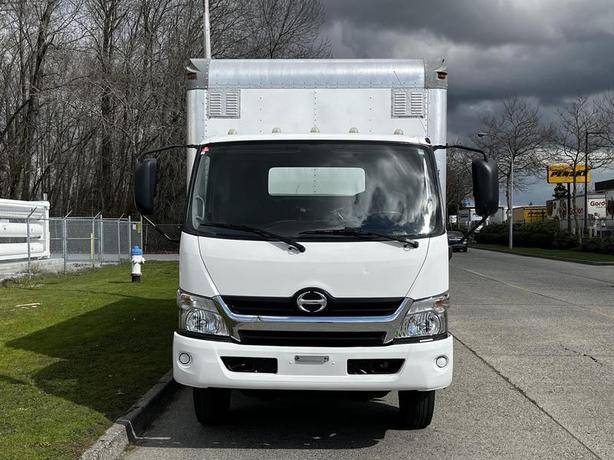 2018 Hino 195 18 Foot Cube Van Diesel 3-Seater image 3