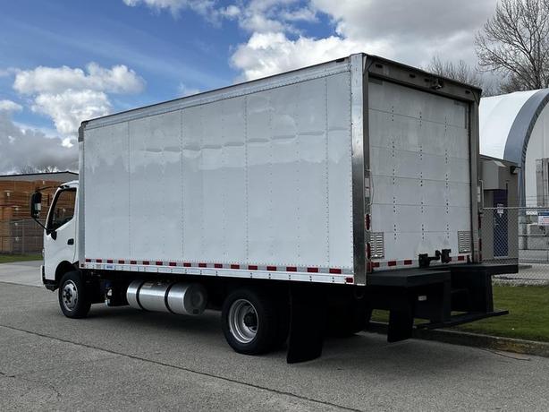 2018 Hino 195 18 Foot Cube Van Diesel 3-Seater image 7