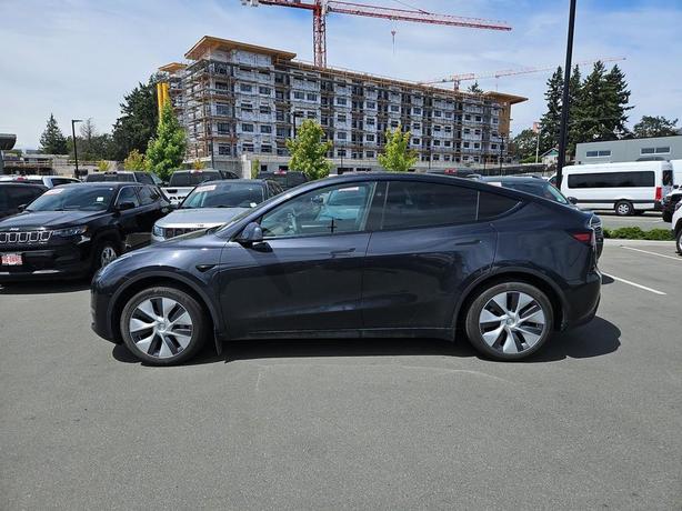 2024 Tesla Model Y 2WD Sport Utility | One Owner | No Reported Accidents! image 3