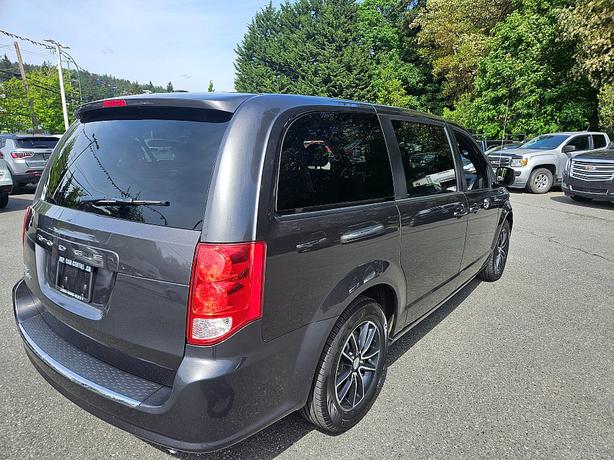 2018 Dodge  Grand Caravan GT image 2