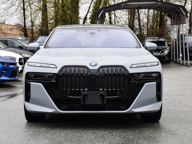 2023 BMW i7 xDrive60 - No Accidents, One Owner! image 7