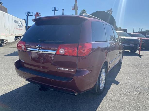 2010 Toyota Sienna 7 Passenger Van  FWD image 5