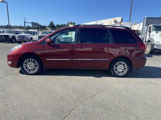 2010 Toyota Sienna 7 Passenger Van  FWD image 2
