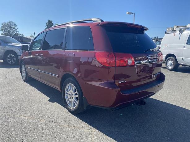 2010 Toyota Sienna 7 Passenger Van  FWD image 3