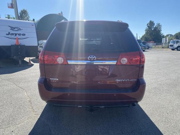 2010 Toyota Sienna 7 Passenger Van  FWD image 4