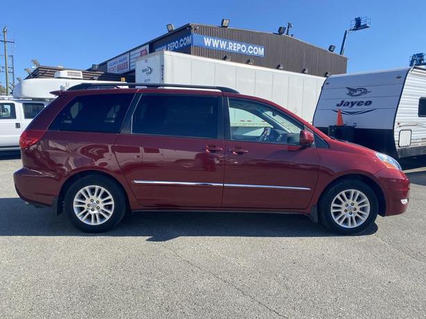 2010 Toyota Sienna 7 Passenger Van  FWD image 6