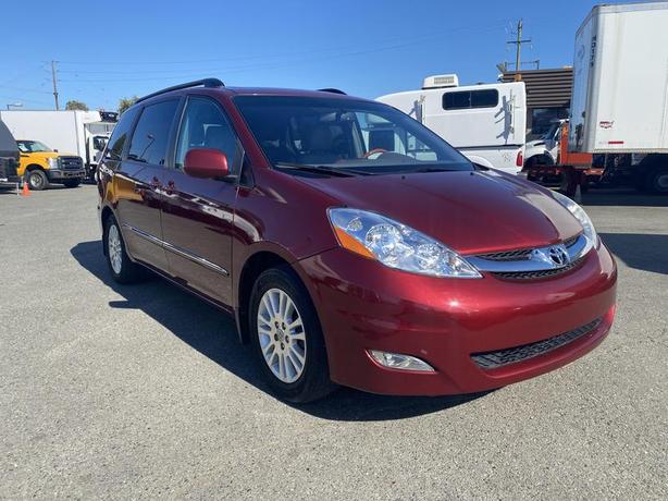 2010 Toyota Sienna 7 Passenger Van  FWD image 7
