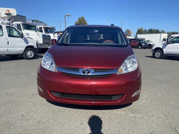 2010 Toyota Sienna 7 Passenger Van  FWD image 8
