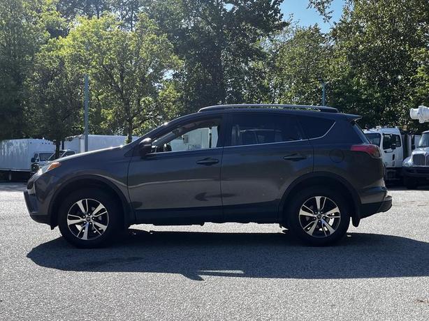 2018 Toyota RAV4 LE AWD image 3
