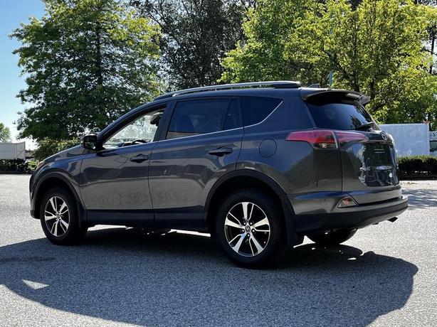 2018 Toyota RAV4 LE AWD image 4