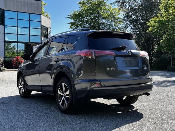 2018 Toyota RAV4 LE AWD image 5