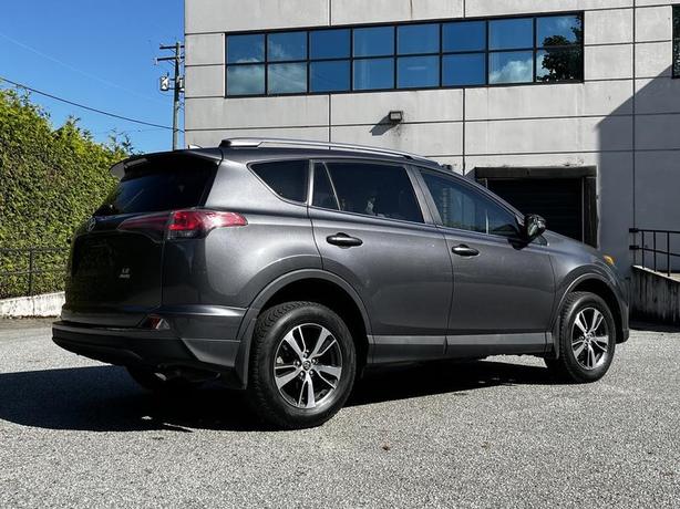 2018 Toyota RAV4 LE AWD image 8