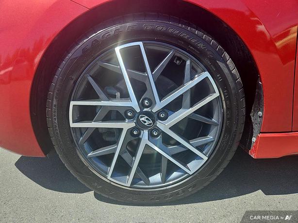 2019 Hyundai Elantra Sport Manual | Sunroof | Heated Seats! image 6