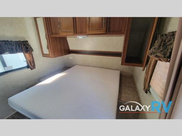 Used 2014 Keystone RV Cougar Half-Ton Series 19RBEWE image 5
