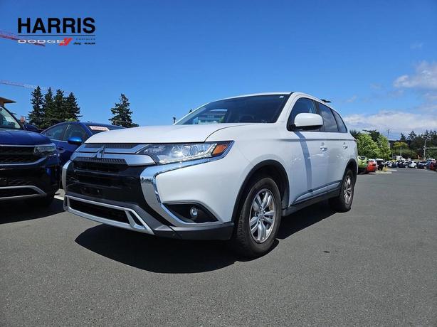 2020 Mitsubishi Outlander ES | Low KM! image 1