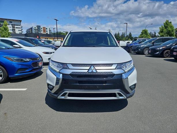 2020 Mitsubishi Outlander ES | Low KM! image 2