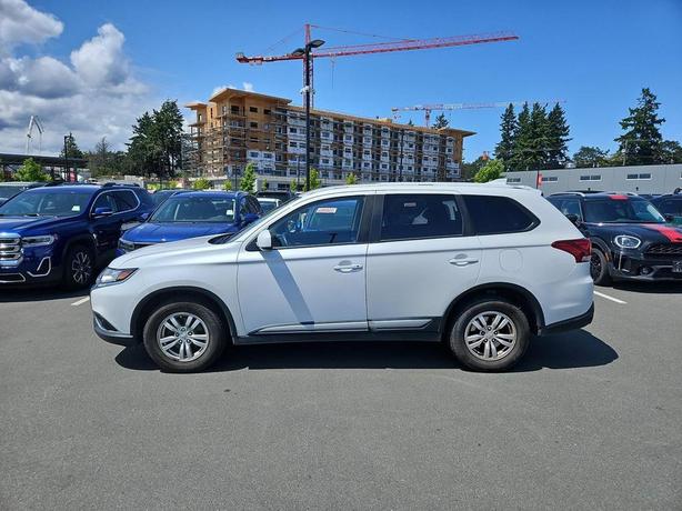 2020 Mitsubishi Outlander ES | Low KM! image 3