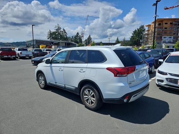 2020 Mitsubishi Outlander ES | Low KM! image 4