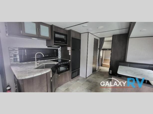 Used 2021 Dutchmen RV Coleman Lantern Series 295QBWE image 4