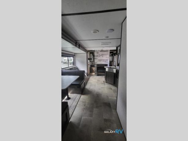 Used 2021 Dutchmen RV Coleman Lantern Series 295QBWE image 5