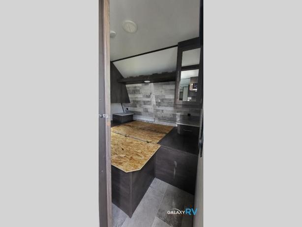 Used 2021 Dutchmen RV Coleman Lantern Series 295QBWE image 6
