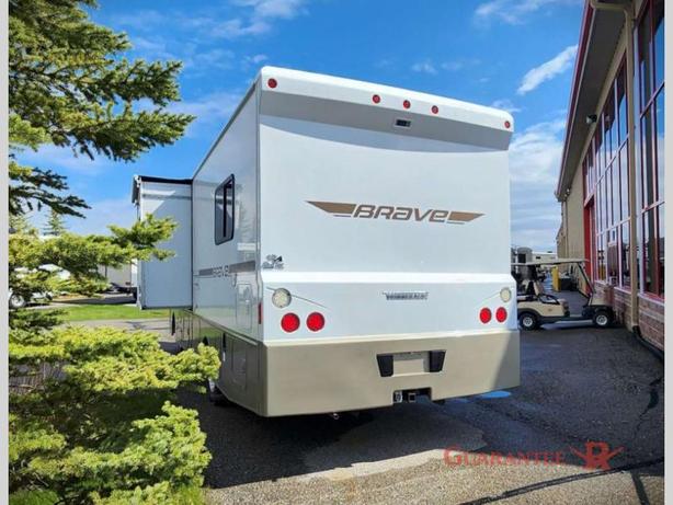 Used 2015 Winnebago Brave 27B image 5