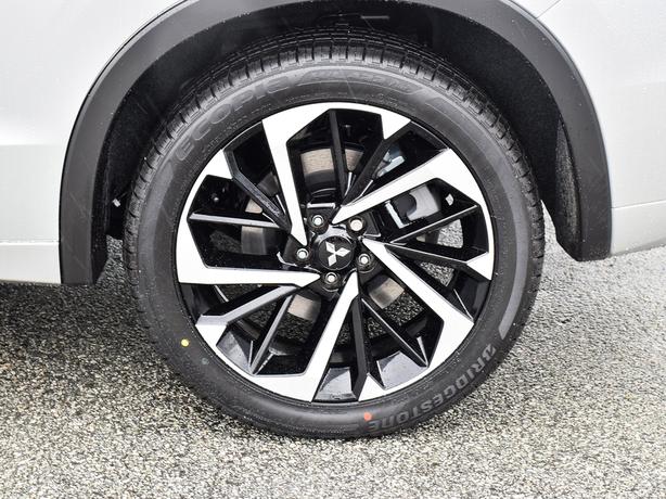 2025 Mitsubishi Outlander PHEV GT Premium - Massage Seats, Navigation, Sunroof image 6