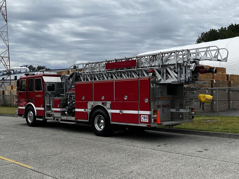 2002 Sutphen Monarch 5 Foot Aerial Pumper CAT Diesel Fire Truck display photo