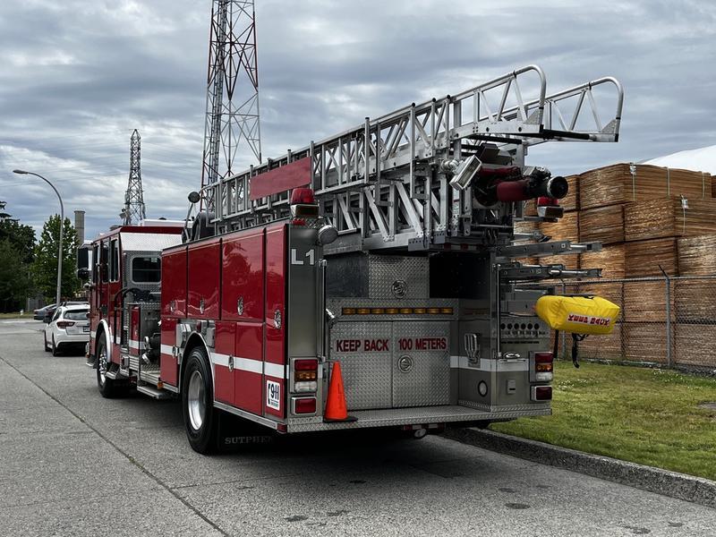 2002 Sutphen Monarch 5 Foot Aerial Pumper CAT Diesel Fire Truck display photo