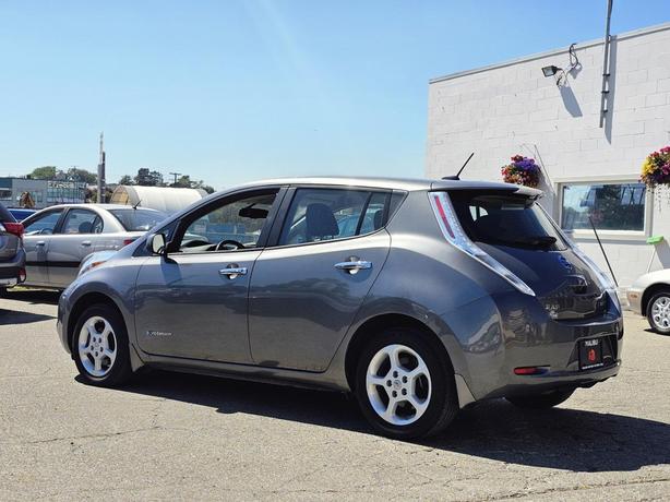 2015 Nissan LEAF 4dr HB SV image 4