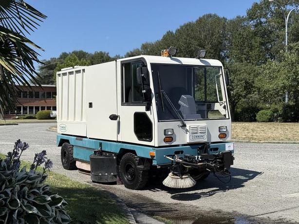 2001 Tennant 830-II Street Sweeper Diesel image 1