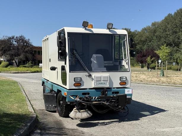 2001 Tennant 830-II Street Sweeper Diesel image 2