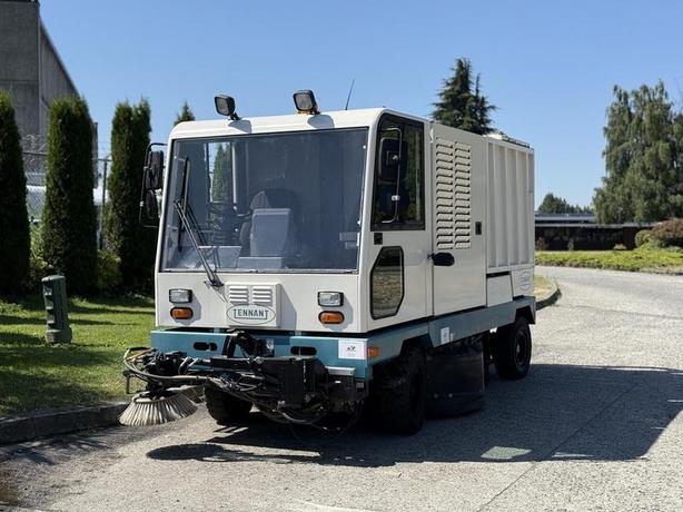 2001 Tennant 830-II Street Sweeper Diesel image 4